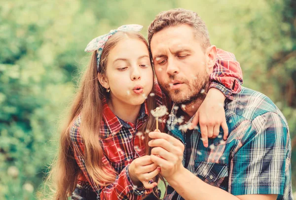 Ökologie. glücklicher Familientag. kleines Mädchen und glücklicher Mann Papa. Tag der Erde. Frühlingsdorf. Familienferienhof. Tochter und Vater lieben Löwenzahnblüten. neue Blumen. Neues Lebenskonzept — Stockfoto