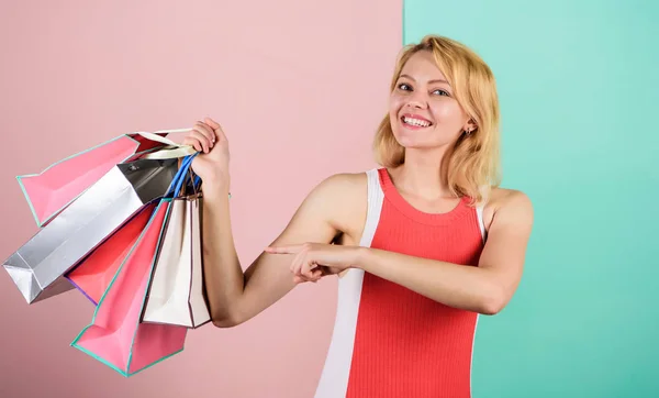 Presenteren pakketten voor vakantie voorbereiding. zomerkorting. speciale aanbieding op zwarte vrijdag. De winkel is gesloten. Gelukkige vrouw shopper. Grote verkoop. vrouwelijke shopaholic houden boodschappentassen — Stockfoto