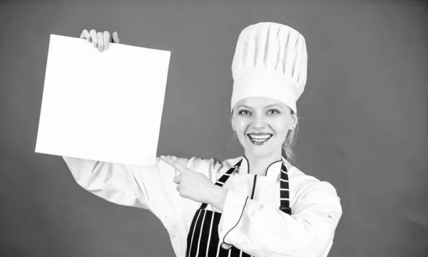 Utsökt och Gourmet. författare kulinarisk bok. Matlagning mat och kulinariska som hobby. Cook letar efter matlagning recept i kokbok. Kvinna läser bok i köket. Tips och råd. Laga mat — Stockfoto