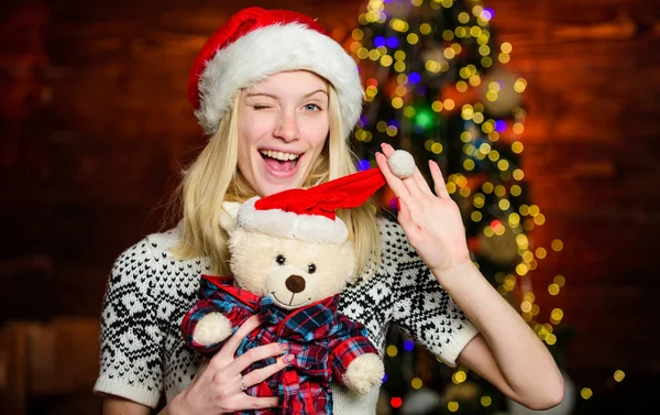 Humor juguetón. última preparación. En Navidad. celebrar el año nuevo en casa. mujer feliz amor regalos. Venta de compras de invierno. regalo de navidad de Navidad. Humor de vacaciones. alegre chica rojo santa sombrero — Foto de Stock