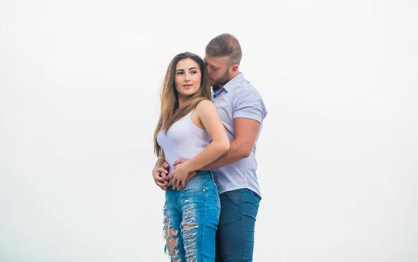 Pareja enamorada. Linda relación. Hombre y mujer abrazan el fondo de la naturaleza. Apoyándola. Amor familiar. Devoción y confianza. Juntos para siempre nosotros dos. Historia de amor. Relaciones románticas. Amor verdadero —  Fotos de Stock