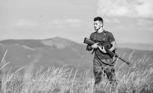 带步枪的士兵陆军部队国家边防局。保护祖国的边疆阻止非法移民守卫边界在野战自然背景中穿武器军装的人 — 图库照片