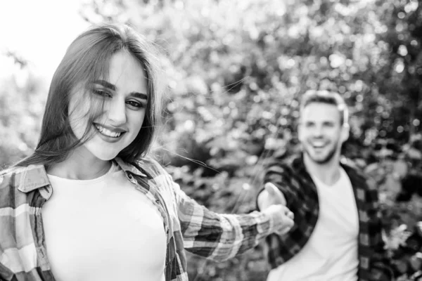 Sígueme. Pareja al aire libre naturaleza desenfocada. Comenzando relación. Una relación de pareja. Una pareja enamorada. Preséntate de manera respetuosa con las mujeres mientras sigues siendo extrovertida. — Foto de Stock