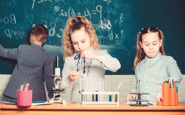 Mädchen lernen. Erforschung biologischer Moleküle. Zukunftskonzept für Technologie und Wissenschaft. Kinder im Klassenzimmer mit Mikroskop und Reagenzgläsern. Kinder studieren Biologie oder Chemie. Schulbildung — Stockfoto