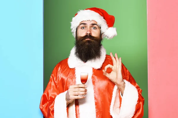 Серьезный бородатый Санта Клаус человек с длинной бородой — стоковое фото