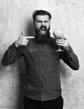 Vahşi hippi elinde tropik alkolik taze kokteyl tutuyor.