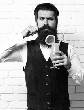 Uzun sakallı, yakışıklı bir adam.