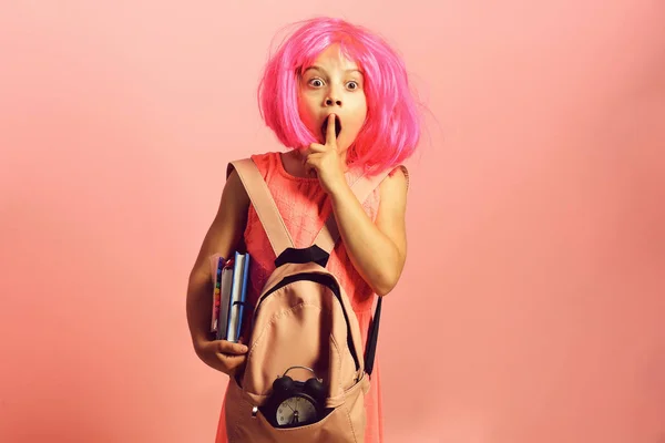 Alumno con peluca rosa sobre fondo rosa. Concepto educativo — Foto de Stock