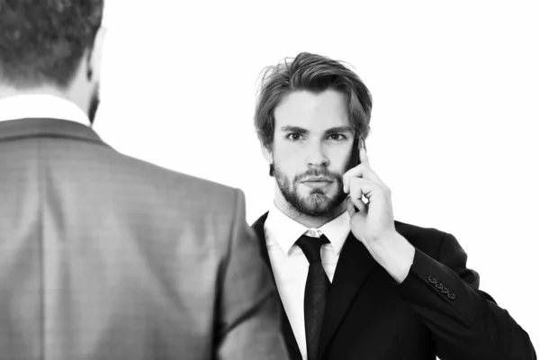 Γενειοφόρος επιχειρηματία σε μαύρο κοστούμι και ο άνθρωπος που μιλάει στο τηλέφωνο — Φωτογραφία Αρχείου