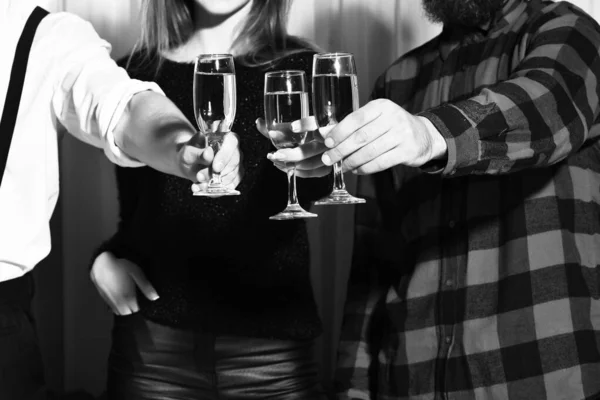 Mužské a ženské ruce cinkající sklenice s vínem — Stock fotografie