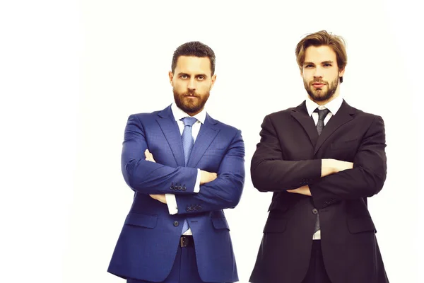 Мужчины, бизнесмены с бородой на серьезном лице в наряде — стоковое фото