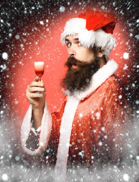 Uzun sakallı yakışıklı Noel Baba. — Stok fotoğraf