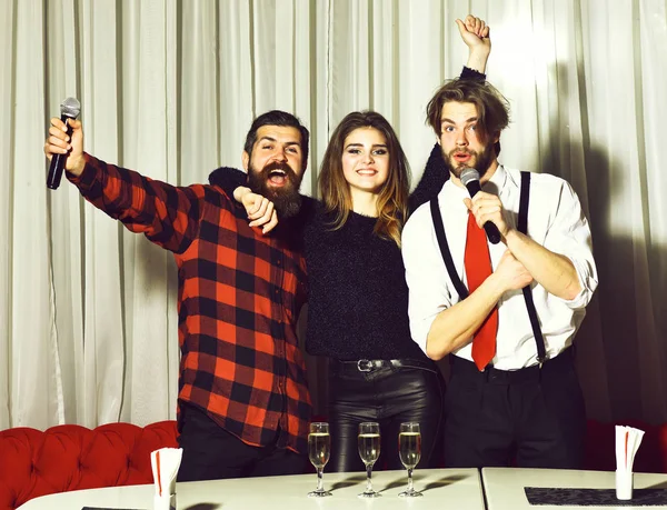 Amigos felices celebrando en la fiesta de karaoke en la cortina blanca — Foto de Stock