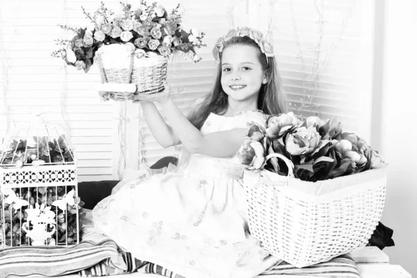Söt blond flicka med blommor på vit studio bakgrund — Stockfoto