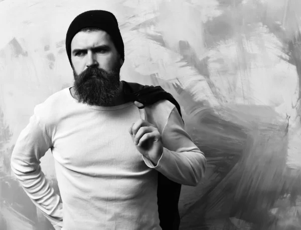 Barbu brutal hipster caucasien avec veste en cuir noir sur l'épaule — Photo