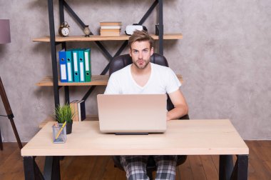 Sanal gerçeklik burada. Laptopta çalışan yakışıklı adam. İnsan evde sanal gerçekliği keşfeder. Yeni teknoloji. Modern hayat. VR iletişimi. Video eğitimi. Sanal gerçeklik aygıtı kullanılıyor. Sanal dünya