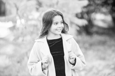 Okul zamanı. Hava tahmini. Ormana düşen yapraklar. Sonbahar doğası. Okul sezonu modası. Küçük mutlu çocuk dışarıda. Akçaağaç yaprağı olan kız. Parkta yürüyordum. Sonbahar montlu moda kız.