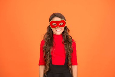 Gizemli karnaval görüntüsü yaratmak. Mutlu çocuk karnaval maskesi takıyor. Karnaval partisi. Tatil ve festival. Şenlikli bir kutlama. Maskeli balo ve maskeli balo. Kostümlü oyun ve kılık değiştirme. Karnavala hoş geldiniz.