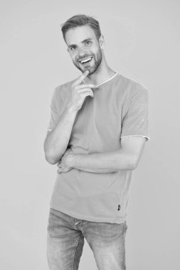 Moralini düzelt. Bugün mutlu hissediyorum. Yakışıklı adamın keyfi yerinde. Erkek yüz bakımı. Mükemmel görünüyor. Seksi sakallı adam sarı arka plan. Tıraşsız adam pozitifliğini ifade eder. Süslü tüyleri var.