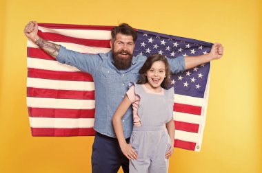 Vatansever 4 Temmuz. Vatansever aile bağımsızlık gününü kutluyor. Sakallı adam ve vatansever ruh gösteren küçük bir çocuk. ABD'nin vatansever geleneklerini benimsemek ve vatanseverliği vurgulamak