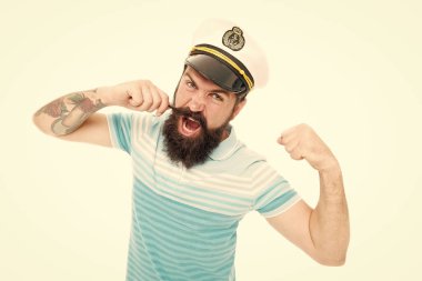 Denizlerin efendisi. Kaptan yolcu gemisi. Vahşi denizci beyazüzerinde izole edilmiş. Kaptan kavramı. Geminin sakallı kaptanı. Deniz gezisi. Seyahat konsepti. Yaz tatili. Hipster sakal bıyık denizci şapka