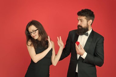 Reddedilen teklif. Aşık çift yıldönümünü kutluyor. Romantik hediye kutusu takı nişan. Evlilik teklifi. Yakışıklı bir adam ve aşık zarif bir kadın. Romantik nişan. Nişan konsepti