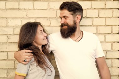 Seni çok seviyorum. Tuğla duvarda aşık şehvetli çift. Sakallı adam güzel bir kadına sevgiyle sarılıyor. Acımasız hipster ve seksi kadın Erotik aşk