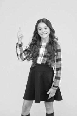 Benim fikrimdi. Küçük çocuk sarı arka planı işaret ediyor. Sevimli liseli kızın bir fikri var. Zekice bir fikir. Fikri bir düşünelim. Okul zamanı. Eğitim