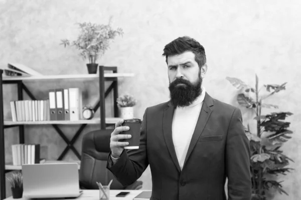 Kantoorleven. serieuze zakenman in formele outfit. Zelfverzekerde man gebruik laptop. Boss Workplace. modern kantoor. Koffiepauze. Bearded Man in Business Office. Office kledingvoorschrift. geweldige zakelijke bijeenkomst — Stockfoto