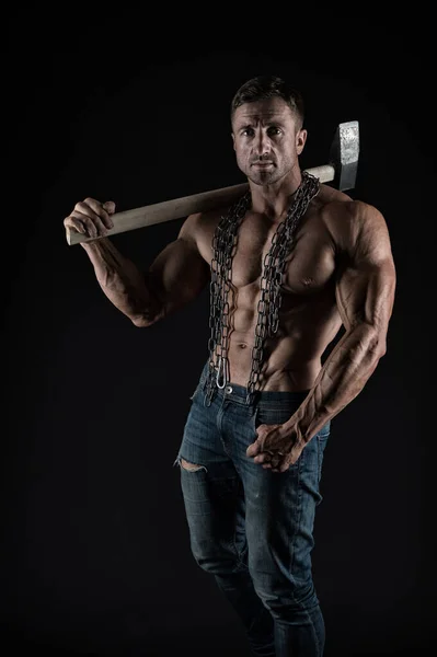 Concept de bodybuilder. Sain et fort. Beau corps musclé. Bodybuilder s'est fait à partir du morceau de pierre. Entraînement de fitness homme avec marteau lourd. Industrie minière. atelier mineurs de charbon — Photo