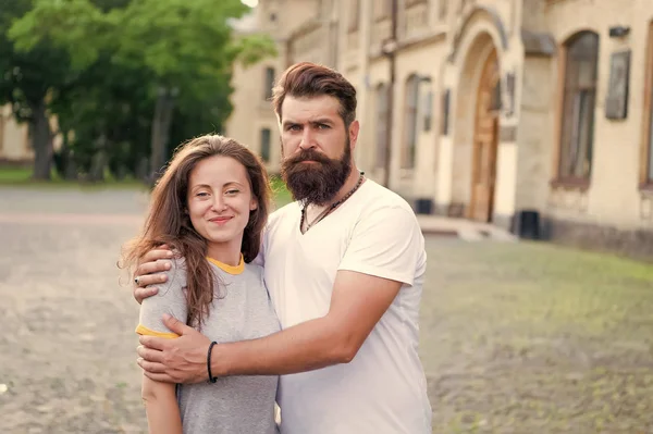 Gemeinsamkeit genießen. verliebtes Paar. bärtiger Mann und sexy Frau. Familienpaar umarmt sich im Sommer im Freien. sinnliches Paar, das Zeit miteinander verbringt — Stockfoto