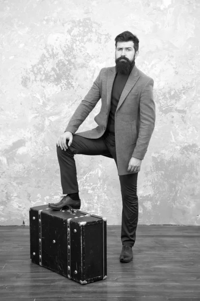 Time traveller concept. Vintage inspired design of bag. Retro and vintage. Fashion trend. Accessories for vacation. Best travel bags for men. Guy well groomed elegant bearded man and vintage suitcase — Stock Photo, Image