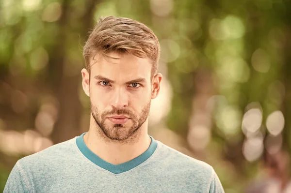 Affascinante fiducia. Biondo. Uomo con baffi non rasati e capelli barba con taglio di capelli alla moda. Bell'uomo in maglietta casual su sfondo naturale sfocato. Uomo caucasico il giorno d'estate — Foto Stock