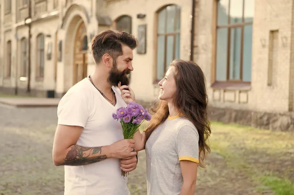 Prawdziwe uczucia. Podnieść dziewczynę na randkę. Brodaty Hipster zakochać się. Spotkanie para na randkę. Prezent bukiet. Człowiek dając bukiet kwiatów. Romantyczna randkę. Facet przygotowany niespodzianka bukiet dla dziewczyny — Zdjęcie stockowe