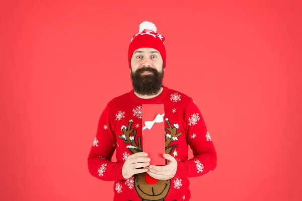 Perfektes Geschenk. Der Weihnachtsmann wünscht frohe Weihnachten. Frohes neues Jahr 2020. Porträt eines bärtigen Mannes, der sich festlich fühlt. Weihnachtsfeier genießen. Weihnachtstag Konzept. Mann öffnet Weihnachtsgeschenk zu Hause — Stockfoto