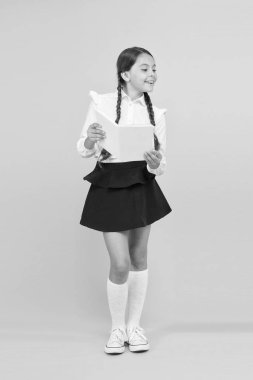 Okul kız resmi üniforma tutun kitap. Bilgiye doğru. Aşağıdaki kuralları öğrenin. Okula tekrar hoş geldin. Okul dersi. Edebiyat çalışma. İlham verici alıntılar, çocukları akademik yıl için motive ediyor