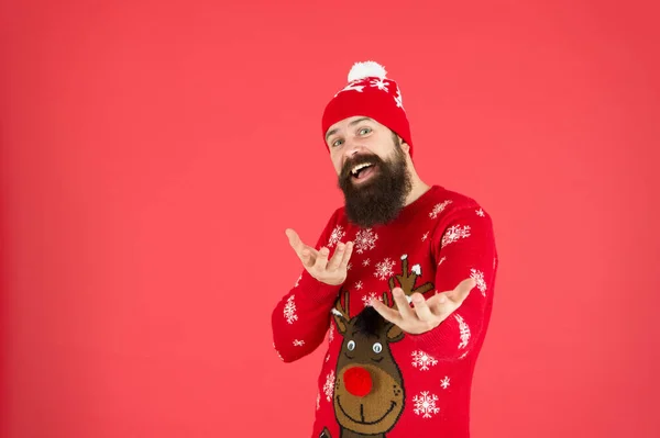 Rejoignez la fête. Fête du pull de Noël. Tenue d'hiver. Bonnes vibrations. Boutique de mode. Liste des seaux d'hiver. Hipster homme barbu porter pull d'hiver et chapeau fond rouge. Bonne année concept — Photo