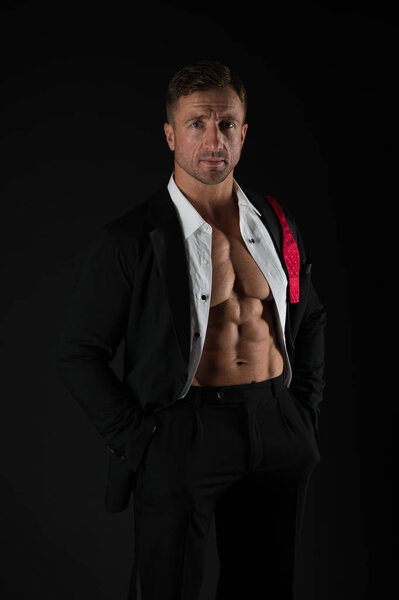 харизматичный мужчина с мускулистым животом. уверенный бизнесмен после трудного дня. быть соблазненным. сексуальный мужчина в черном костюме. Позволь мне быть твоей валентинкой. утренний мужской уход. подготовка к дате
