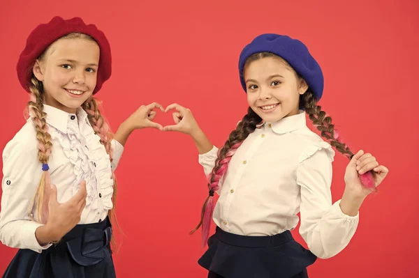 Beste Freunde. Schicker Stil. Schulfreundschaft. Schülerinnen tragen formelle Schuluniform. Kinder schöne Mädchen lange geflochtene Haare. Kleine Mädchen mit Zöpfen, bereit für die Schule. Schulmodekonzept — Stockfoto