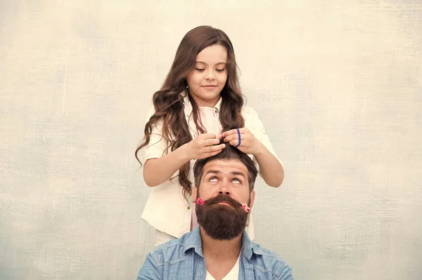 Cambiar de peinado. Crea un peinado divertido. Con una dosis saludable de apertura, cualquier padre puede sobresalir en criar a una niña. Niño haciendo peinado estilo barba padre. Ser padre significa estar presente para los intereses del niño —  Fotos de Stock