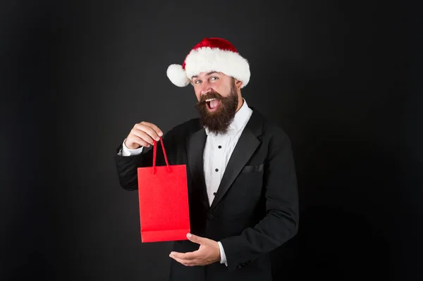 Överraskning från chefen. Glad affärsman fick julöverraskning. Skäggig man håller överraskningssäck. Överraskning för de anställda. Nytt år närvarande. Julklapp. Julen är dags att behaga, kopiera utrymme — Stockfoto