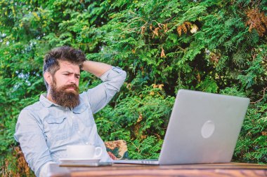 Konu yazısını bul. Gazeteci günlük rutin işler. İnternette çalışıyorum. Çevrimiçi kitle iletişim işçisi. Online dergi için makale yaz. Sakallı hippi dizüstü bilgisayar internette sörf yapıyor. İlham arayan adam