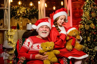 Güzel hediye. Çocuk Noel 'in tadını Noel Baba' yla çıkar. Mutluluk ve neşe. Hediye sürprizi. Çocuk için oyuncak ayı hediye. Boks günü. Aile geleneği. Oyuncak koleksiyonu. Mutlu çocukluk