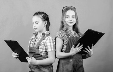 Kurucu mühendis mimar. Plan klasörü olan çocuk işçisi. Güvenlik uzmanı. Geleceğin mesleği. Foreman müfettişi. Onarım. Çocuk Bakımı geliştirme. atölyeden küçük kız tamiri. Sanırım bunu düzeltebilirim.