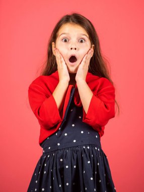 Vay canına, şimdi olsun. Şaşkın çocuk. Küçük kız şaşkınlıkla ağzını açtı. Küçük çocuk şaşırmış görünüyor. Sürpriz var. Sürpriz ve zevk. Güzellik ve moda. Şok edici.