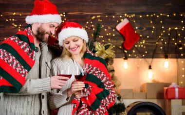 Rahat hissediyorum. Birbirine aşık çift Noel Baba şapkası. Hediye zamanı. Mutlu noeller. Aile şarap içer. Kadınlar ve erkekler Xmas 'ı sever. Mutlu yıllar. Tatil kutlaması. Selamlama zamanı. Çift kendini rahat hissediyor