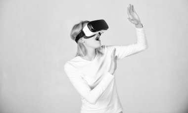 Sanal gerçeklik kulaklık kullanan kadın. Sanal gerçeklik giyen kadın gözlüğü. Kadın çok heyecanlı 3d gözlük kullanma. VR oyunu.