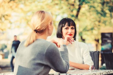 Dostluk ya da rekabet. Kızlar arkadaşlar kahve konuşuyor. İki kadın kafe Teras sohbeti. Dostluk dostu yakın ilişkiler. Vahiy ve destek. Arkadaşlık toplantısı. Güvenilir iletişim