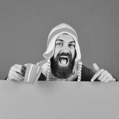 İçecekler ve sıcak mevsim zamanı. Sıcak şapkalı adam.