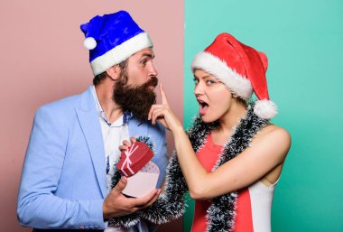 Sevgili Noel Baba. Hediye zamanı. Mutlu bir aile Noel 'i kutluyor. Süslü Noel Baba ve kadın. Mutlu noeller. Kış tatili Birlikte kutlayalım. Yeni yılın kutlu olsun. Sevgiyle hediye